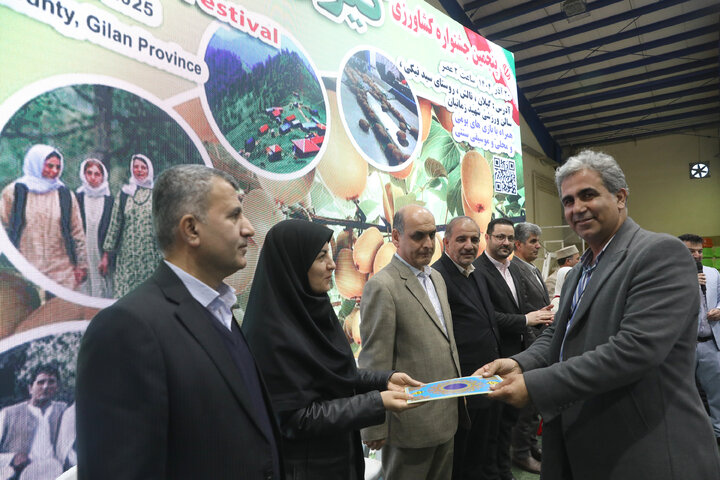 دیدار اعضای کمیسیون کشاورزی با صادرکنندگان کیوی استان گیلان