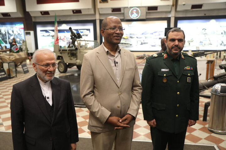 بازدید رئیس مجلس نمایندگان اتیوپی از نمایشگاه دستاوردهای دفاعی وزارت دفاع