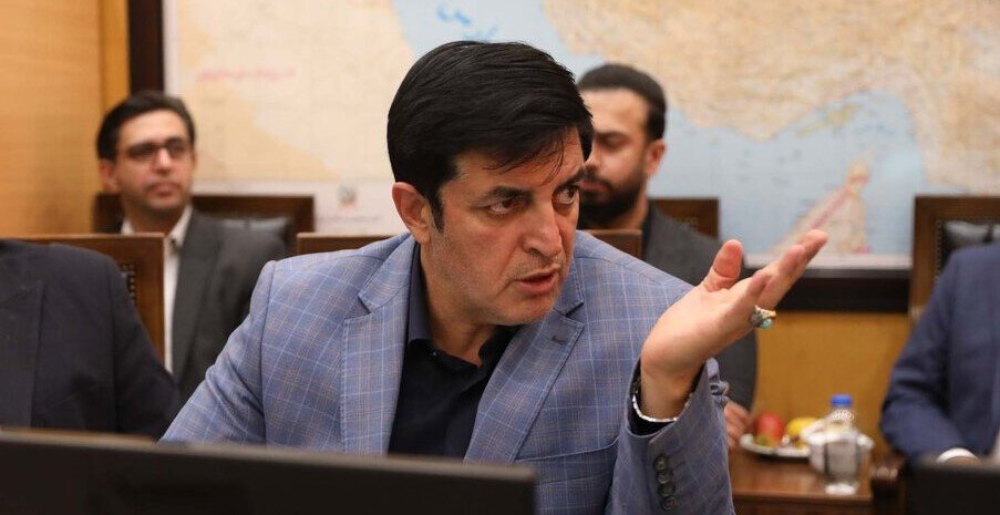 بانک مرکزی و وزارت اقتصاد باید پاسخگوی نوسانات دلار و طلا باشند