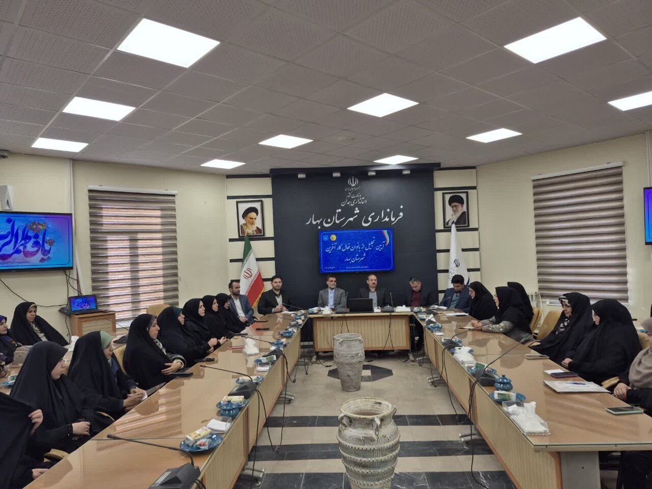 نشست توسلی با جمعی از بانوان فعال و کارآفرین بهار/تأکید بر نقش کلیدی بانوان در توسعه و پیشرفت