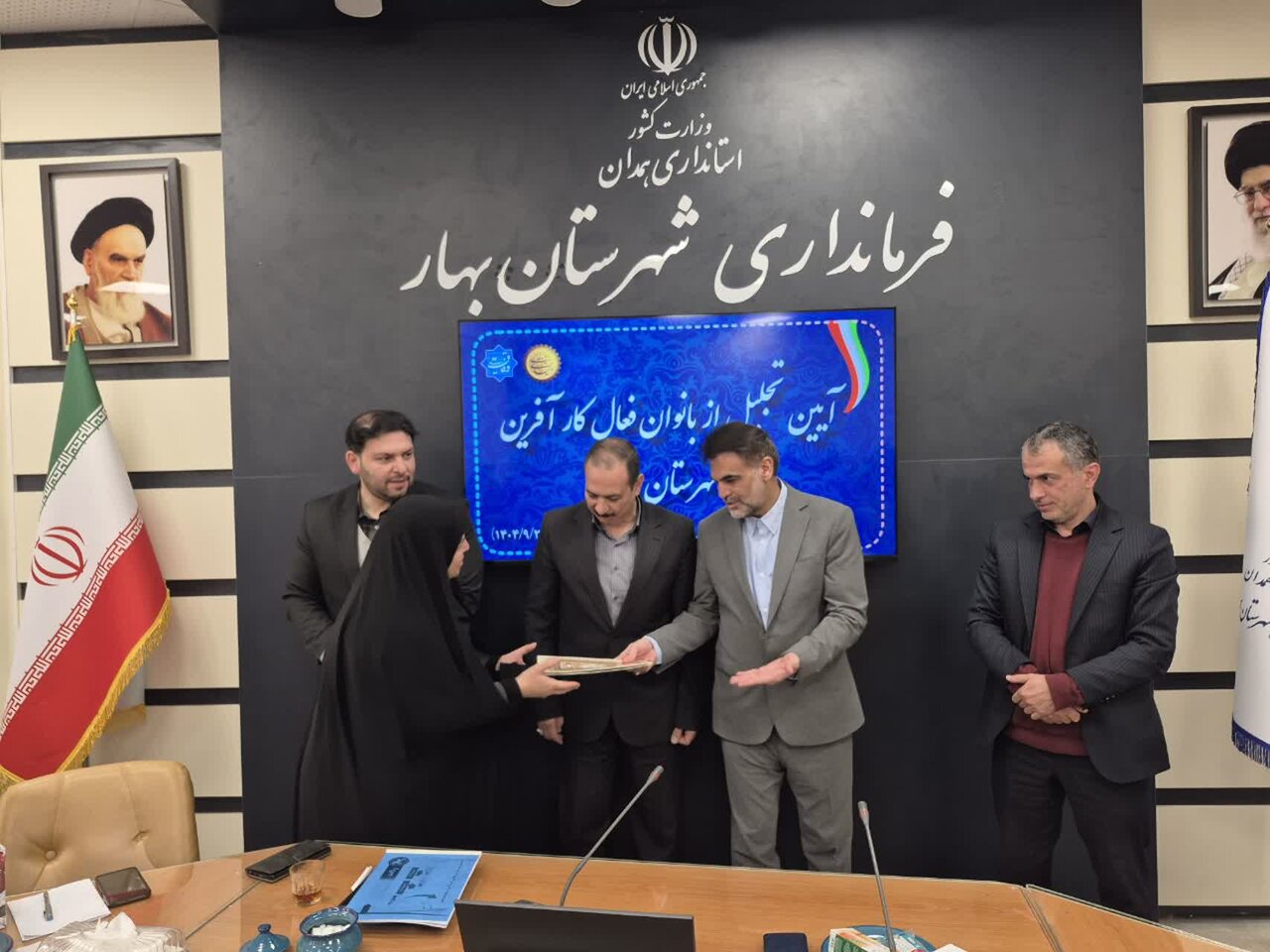 نشست توسلی با جمعی از بانوان فعال و کارآفرین بهار/تأکید بر نقش کلیدی بانوان در توسعه و پیشرفت