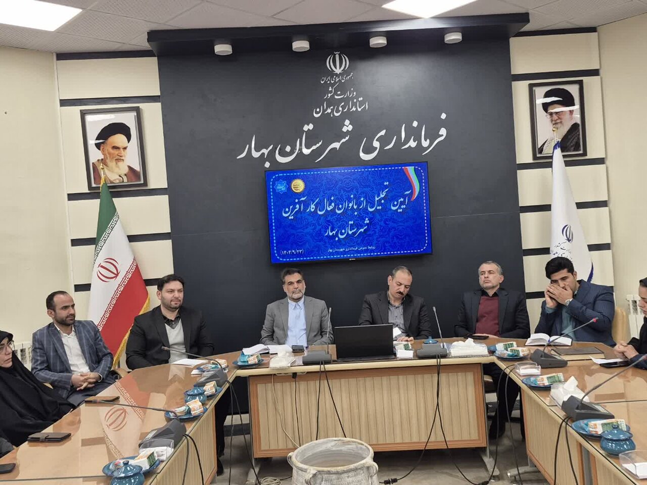 نشست توسلی با جمعی از بانوان فعال و کارآفرین بهار/تأکید بر نقش کلیدی بانوان در توسعه و پیشرفت