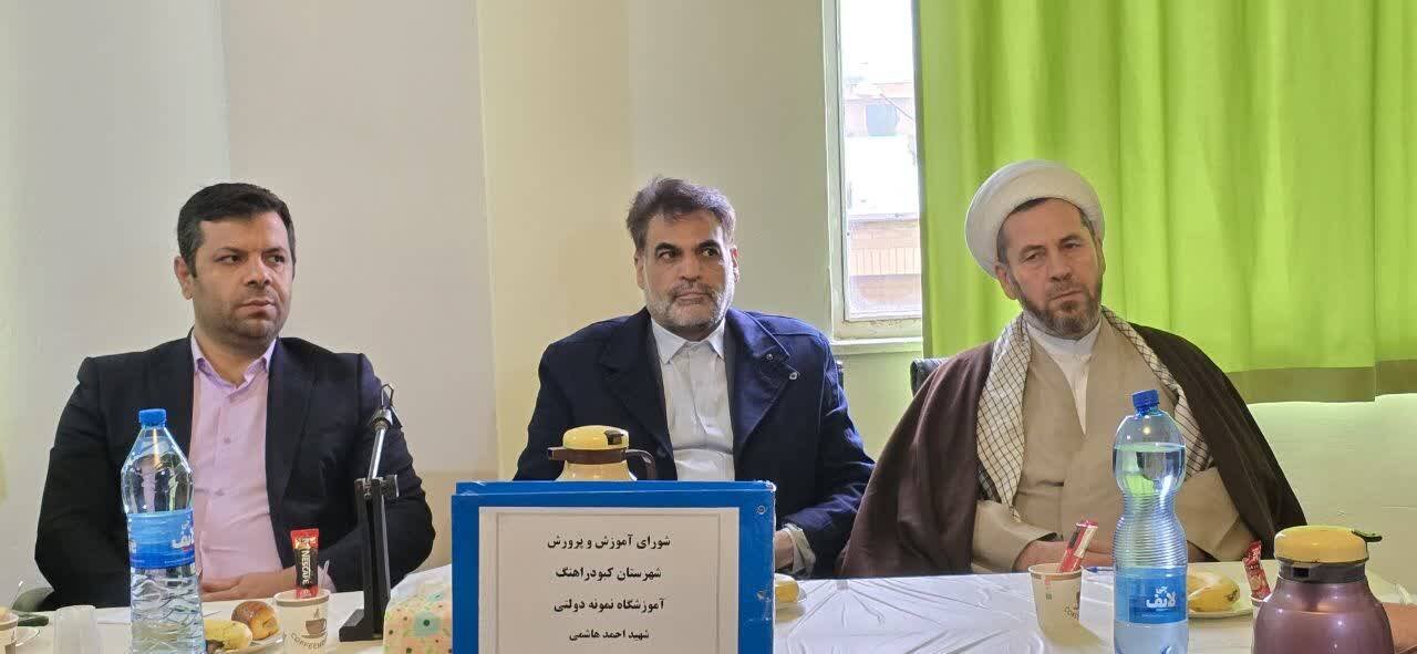 برگزاری جلسه شورای آموزش و پرورش منطقه کبودراهنگ با حضور توسلی/ تاکید بر لزوم انجام مسئولیتهای اجتماعی شرکتها و واحدهای صنعتی در حوزه آموزش