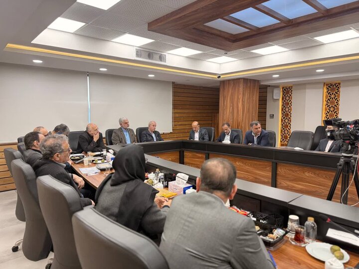 نشست نماینده صومعه‌سرا با فعالان اقتصادی استان گیلان/ اتاق بازرگانی باید در متن سیاست‌گذاری‌های اقتصادی کشور باشد