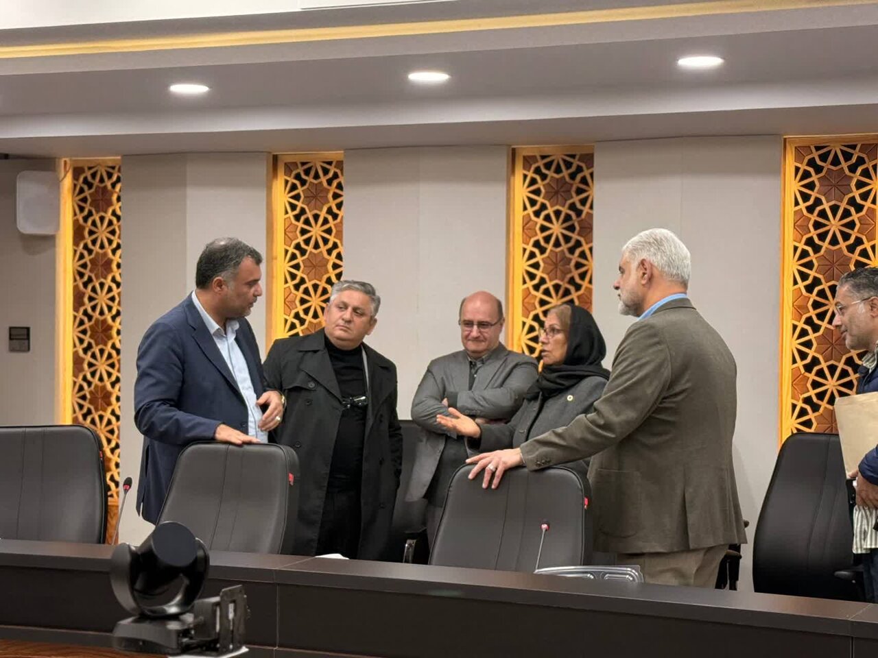 نشست نماینده صومعهسرا با فعالان اقتصادی استان گیلان/ اتاق بازرگانی باید در متن سیاستگذاریهای اقتصادی کشور باشد