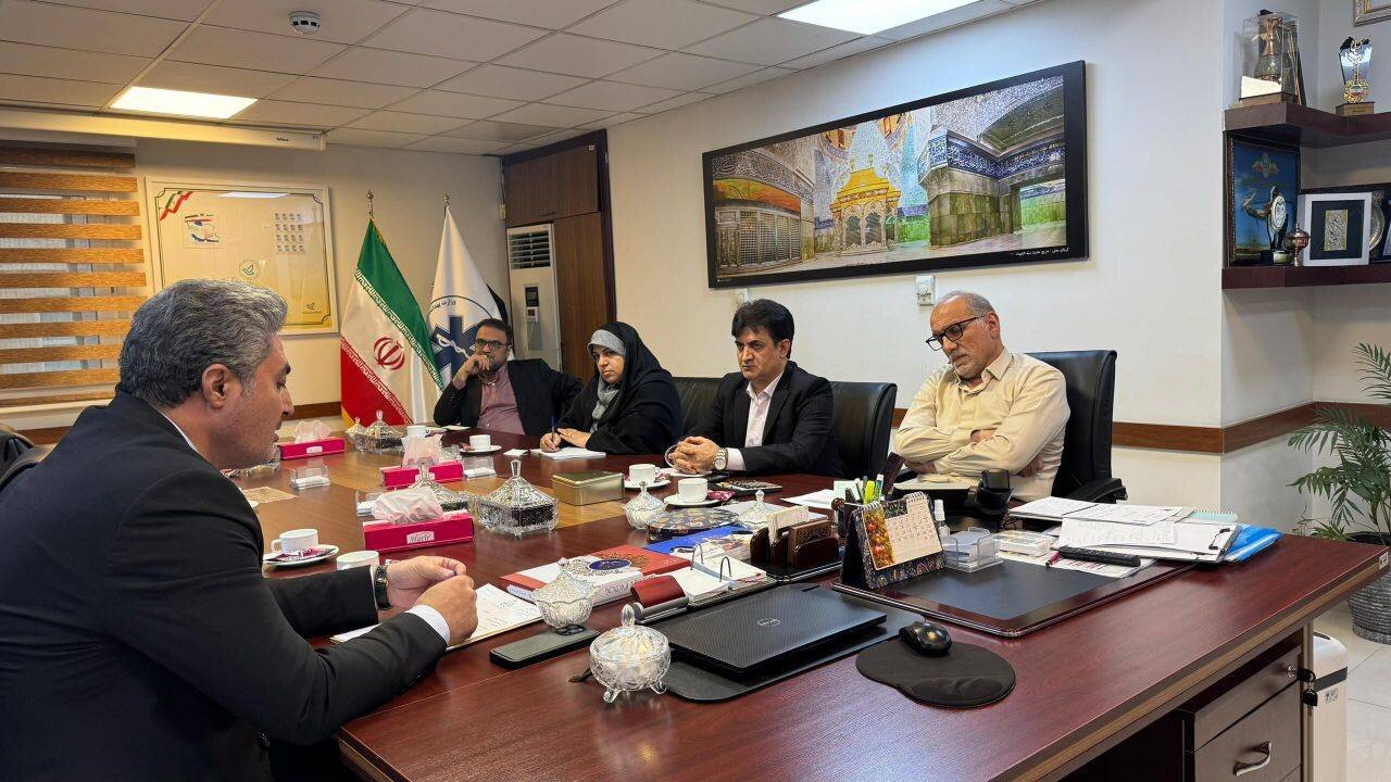 دیدار و گفت و گو ممکان با ورئیس اورژانس کشور/ موافقت قطعی با تخصیص ۵۰ دستگاه آمبولانس به آذربایجان غربی