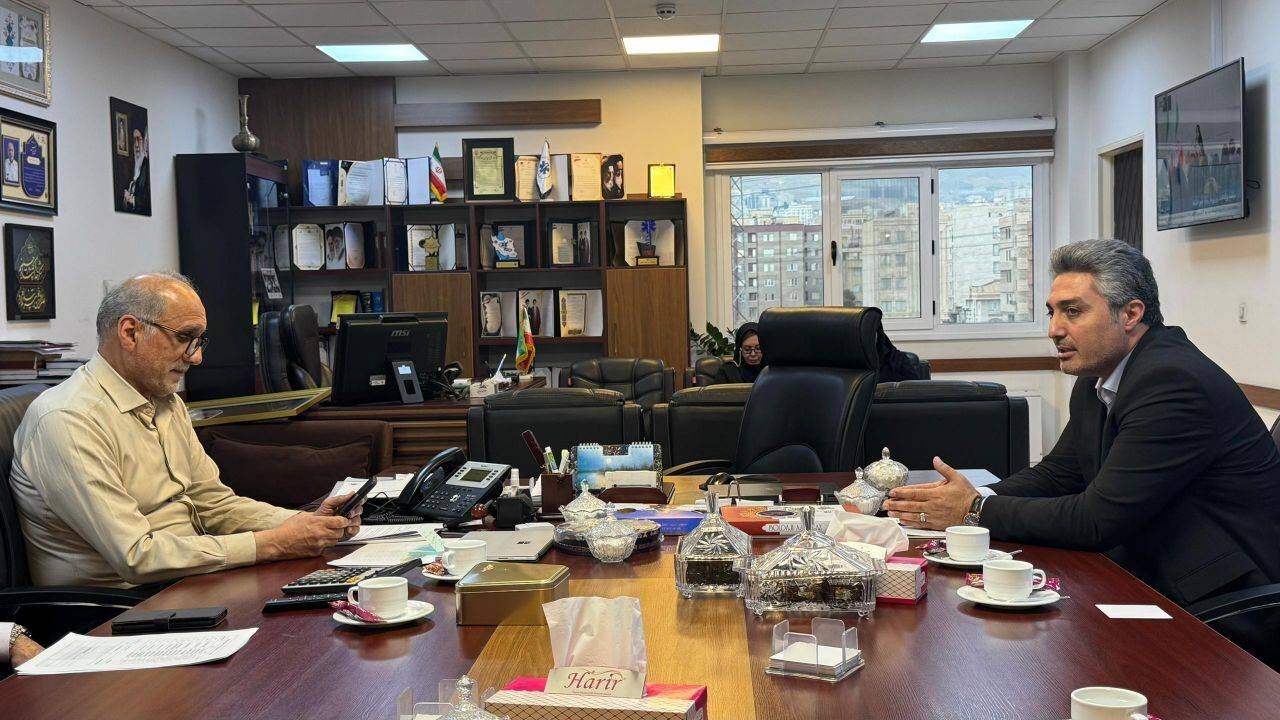 دیدار و گفت و گو ممکان با ورئیس اورژانس کشور/ موافقت قطعی با تخصیص ۵۰ دستگاه آمبولانس به آذربایجان غربی