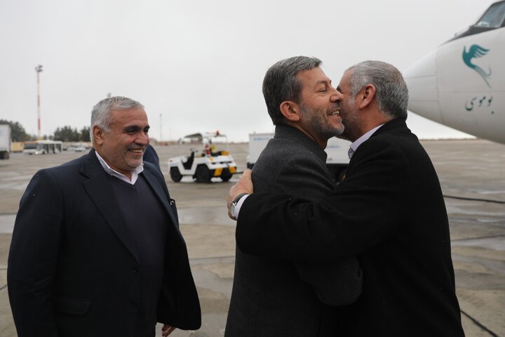 استقبال استاندار اصفهان از دکتر نیکزاد در بدو ورود به فرودگاه شهید بهشتی