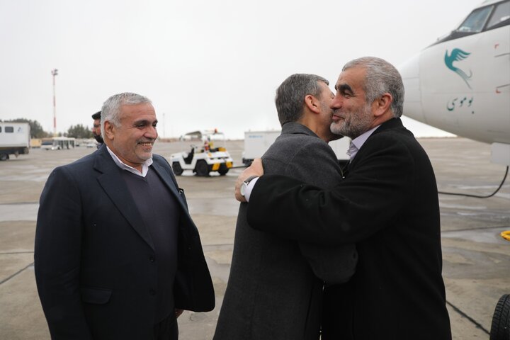 استقبال استاندار اصفهان از دکتر نیکزاد در بدو ورود به فرودگاه شهید بهشتی