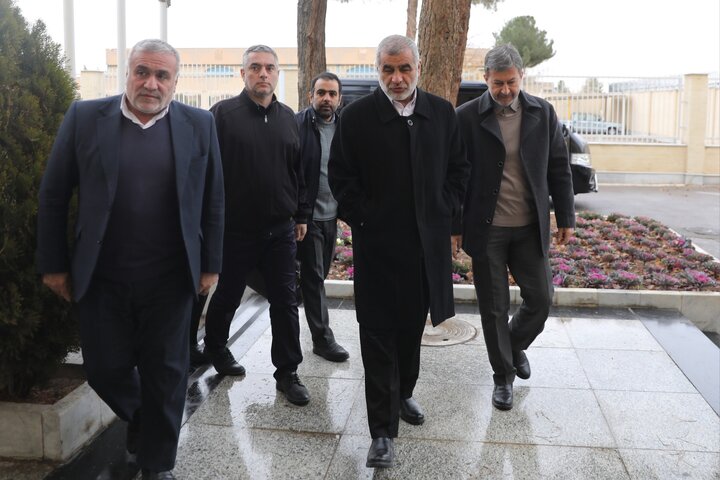 استقبال استاندار اصفهان از دکتر نیکزاد در بدو ورود به فرودگاه شهید بهشتی