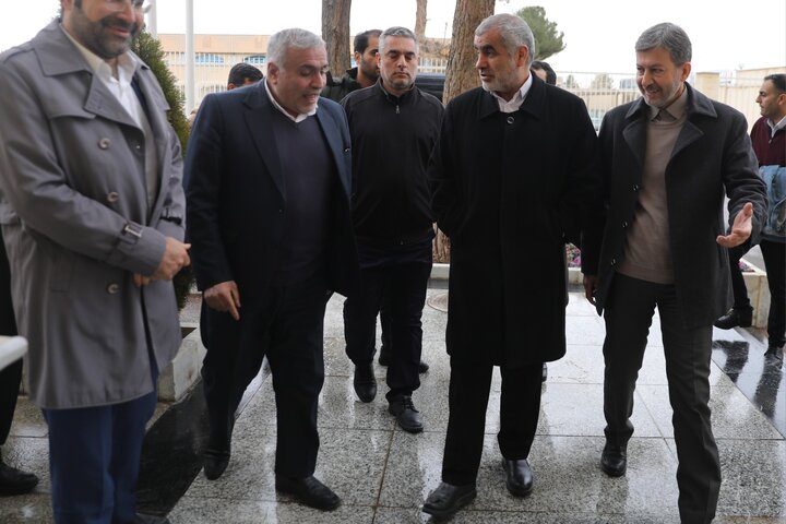 استقبال استاندار اصفهان از دکتر نیکزاد در بدو ورود به فرودگاه شهید بهشتی