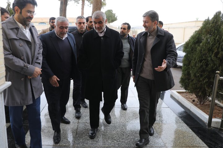 استقبال استاندار اصفهان از دکتر نیکزاد در بدو ورود به فرودگاه شهید بهشتی