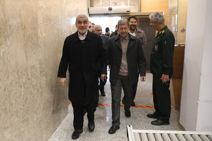 استقبال استاندار اصفهان از دکتر نیکزاد در بدو ورود به فرودگاه شهید بهشتی