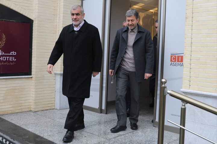 استقبال استاندار اصفهان از دکتر نیکزاد در بدو ورود به فرودگاه شهید بهشتی