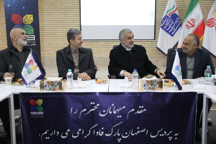 بازدید دکتر نیکزاد از پارک علم و فناوری شهرستان فولاد شهر اصفهان