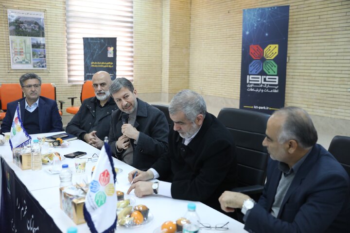 بازدید دکتر نیکزاد از پارک علم و فناوری شهرستان فولاد شهر اصفهان