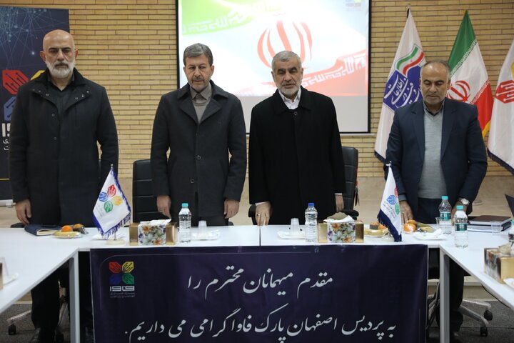 بازدید دکتر نیکزاد از پارک علم و فناوری شهرستان فولاد شهر اصفهان