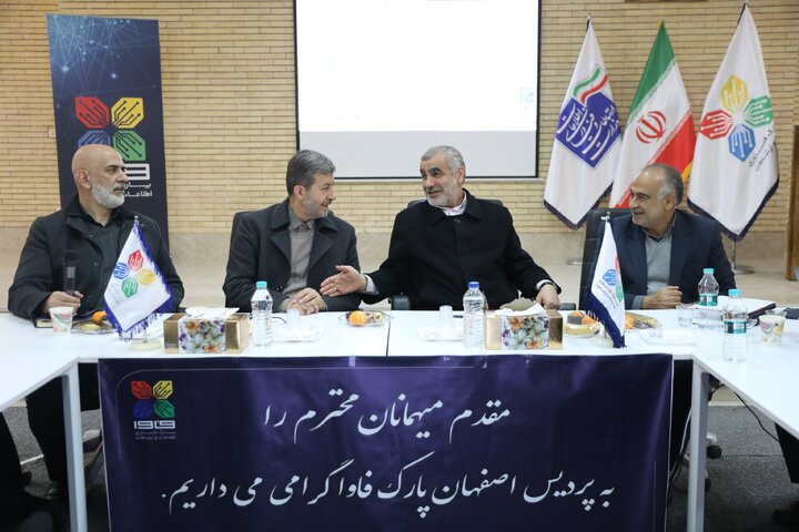 بازدید دکتر نیکزاد از پارک علم و فناوری شهرستان فولاد شهر اصفهان