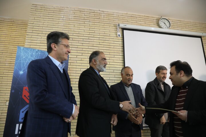 بازدید دکتر نیکزاد از پارک علم و فناوری شهرستان فولاد شهر اصفهان