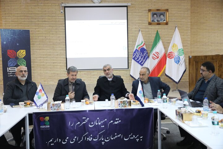 بازدید دکتر نیکزاد از پارک علم و فناوری شهرستان فولاد شهر اصفهان