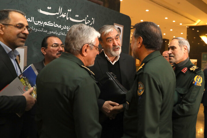 بازدید نمایندگان مجلس شورای اسلامی از نمایشگاه از جنایت تا عدالت