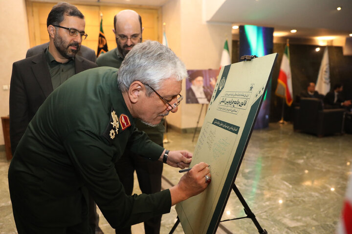 بازدید نمایندگان مجلس شورای اسلامی از نمایشگاه از جنایت تا عدالت