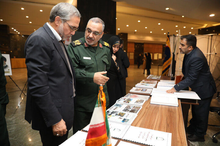 بازدید نمایندگان مجلس شورای اسلامی از نمایشگاه از جنایت تا عدالت