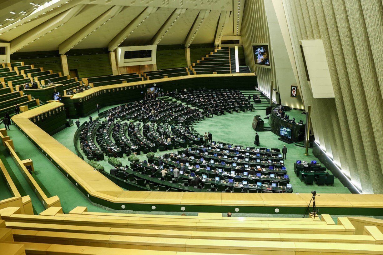 شمس الدین حسینی: در ۹ ماه نخست سال حدود ۱۰ میلیارد دلار ارز ترجیحی پرداخت شده است/ اگر قانونی تورم زاست، دولت صریح اعلام کند و لایحه اصلاحی بدهد