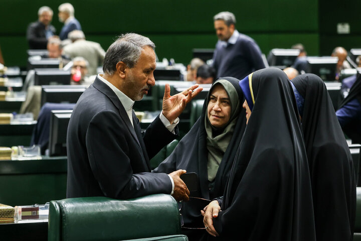 جلسه غیرعلنی نظارتی مجلس با حضور تیم اقتصادی دولت