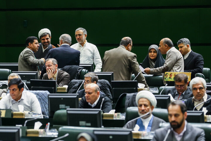 جلسه غیرعلنی نظارتی مجلس با حضور تیم اقتصادی دولت