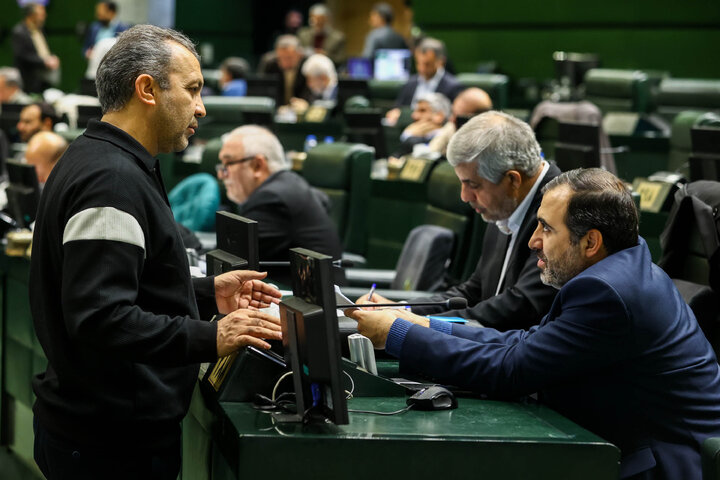 جلسه غیرعلنی نظارتی مجلس با حضور تیم اقتصادی دولت