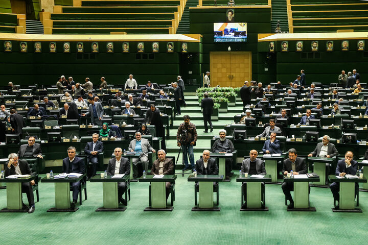 جلسه غیرعلنی نظارتی مجلس با حضور تیم اقتصادی دولت