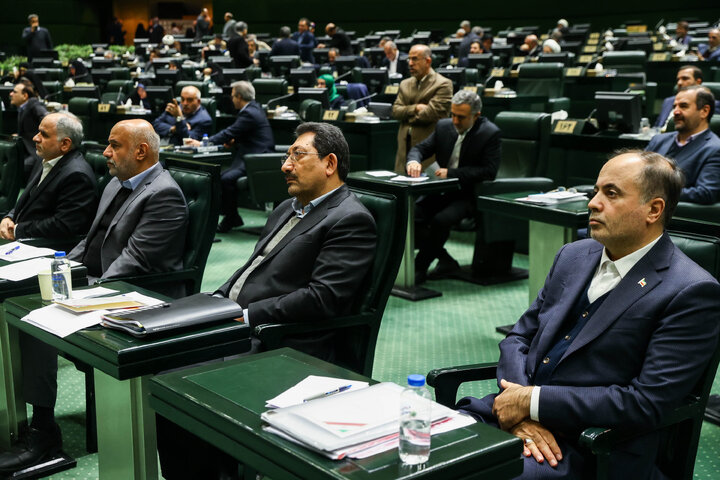 جلسه غیرعلنی نظارتی مجلس با حضور تیم اقتصادی دولت