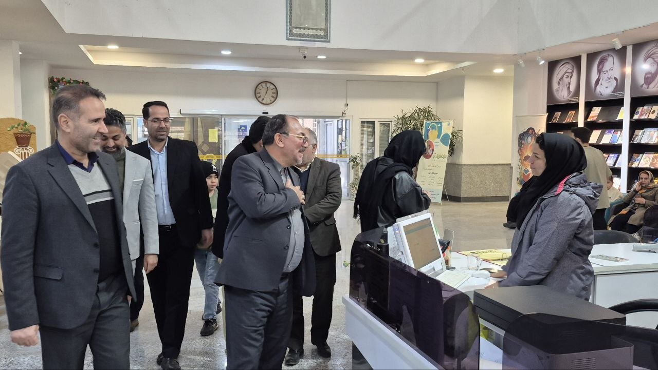 بازدید پاکمهر از کتابخانه دهخدا و بررسی راهکارهای افزایش مشارکت مردمی در برنامه های فرهنگی