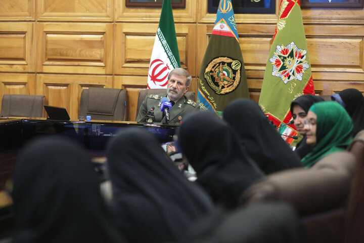 دیدار اعضای فراکسیون زنان مجلس با فرمانده ارتش