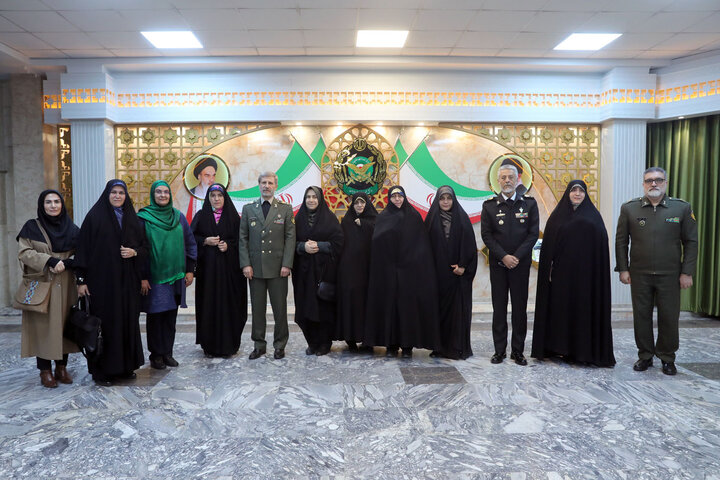 دیدار اعضای فراکسیون زنان مجلس با فرمانده ارتش