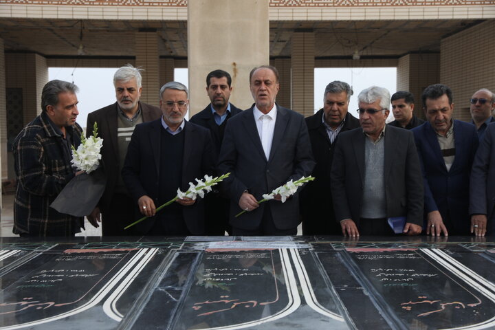 ادای احترام حاجی بابایی به شهدای شهر کاشان