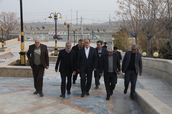 ادای احترام حاجی بابایی به شهدای شهر کاشان