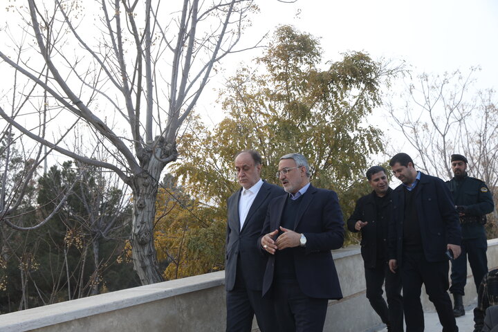 ادای احترام حاجی بابایی به شهدای شهر کاشان