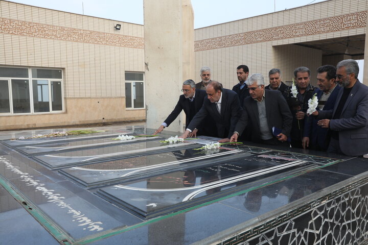 ادای احترام حاجی بابایی به شهدای شهر کاشان