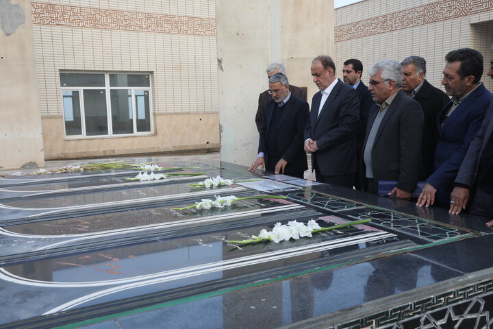 ادای احترام حاجی بابایی به شهدای شهر کاشان