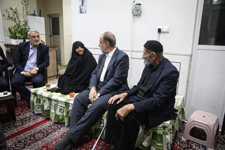 دیدار حاجی بابایی با خانواده شهیدان اربابی در آران و بیدگل