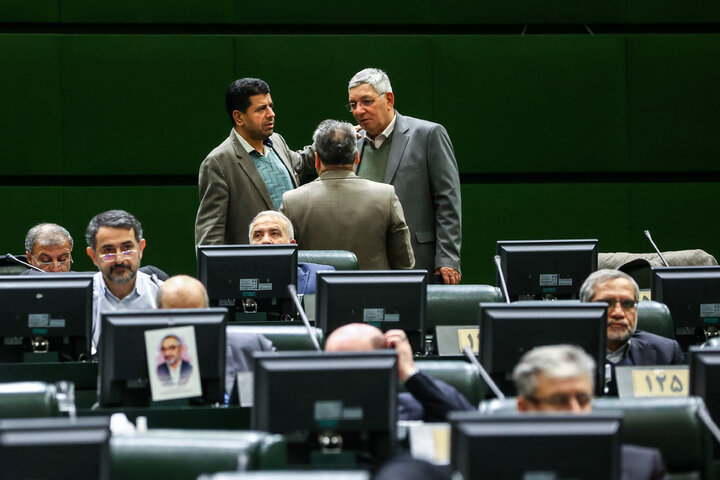 جلسه بررسی لایحه بودجه ۱۴۰۵ در صحن مجلس با حضور رئیس جمهور