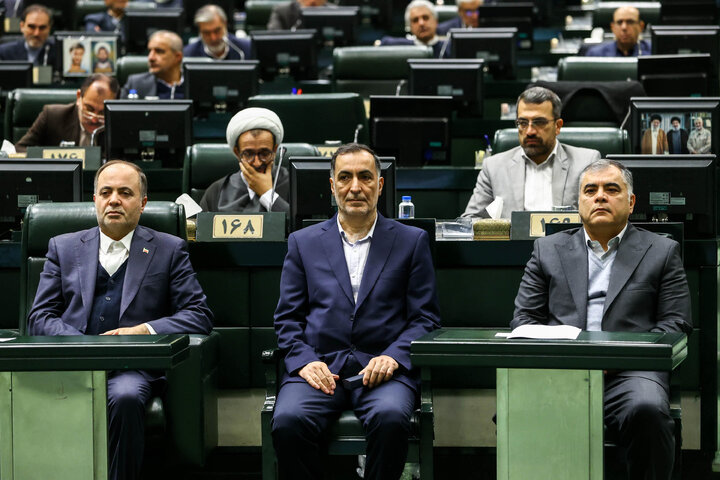 جلسه بررسی لایحه بودجه ۱۴۰۵ در صحن مجلس با حضور رئیس جمهور