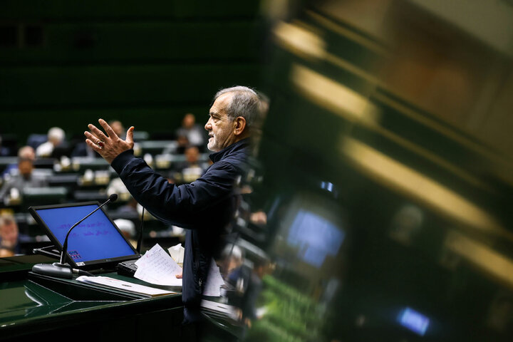 جلسه بررسی لایحه بودجه ۱۴۰۵ در صحن مجلس با حضور رئیس جمهور