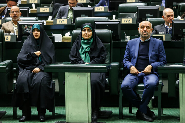 جلسه بررسی لایحه بودجه ۱۴۰۵ در صحن مجلس با حضور رئیس جمهور