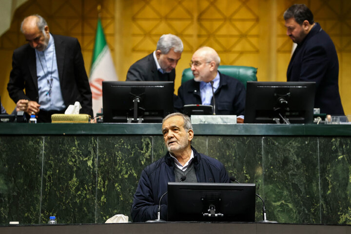 جلسه بررسی لایحه بودجه ۱۴۰۵ در صحن مجلس با حضور رئیس جمهور