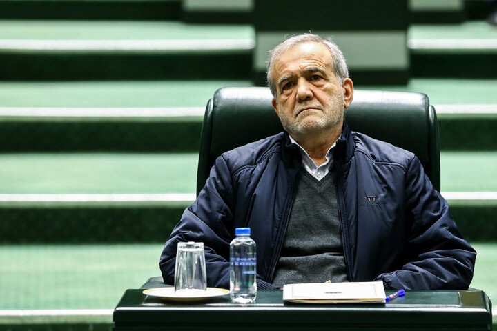 جلسه بررسی لایحه بودجه ۱۴۰۵ در صحن مجلس با حضور رئیس جمهور