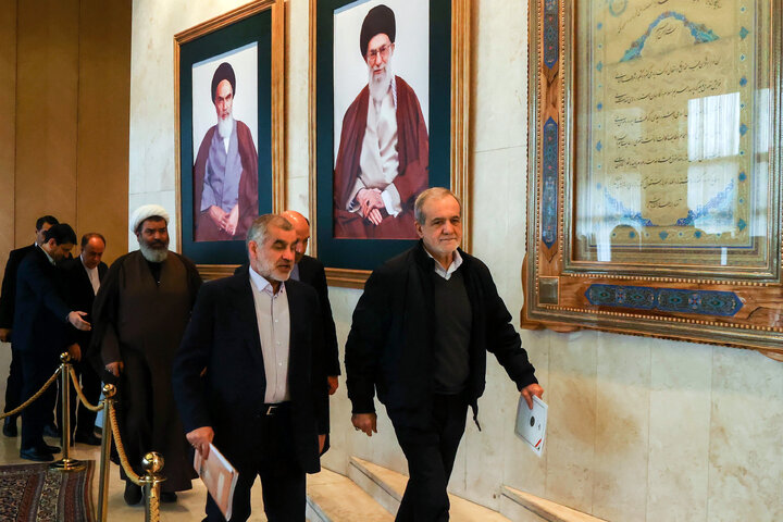 جلسه بررسی لایحه بودجه ۱۴۰۵ در صحن مجلس با حضور رئیس جمهور