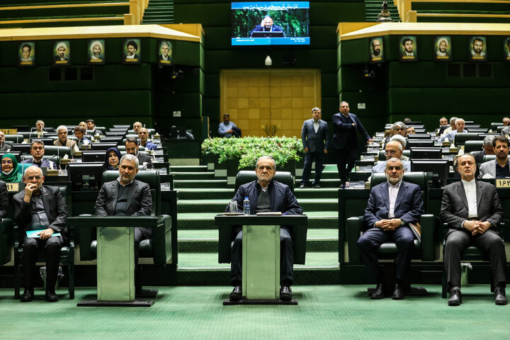 جلسه بررسی لایحه بودجه ۱۴۰۵ در صحن مجلس با حضور رئیس جمهور